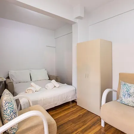 Refreshing Home With Backyard Near Uskudar Shore And Historical Landmarks