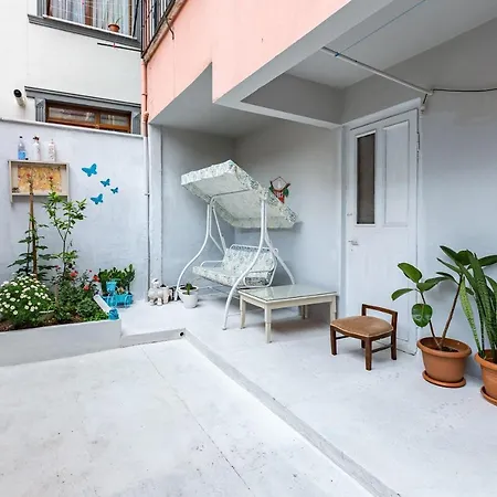 Refreshing Home With Backyard Near Uskudar Shore And Historical Landmarks